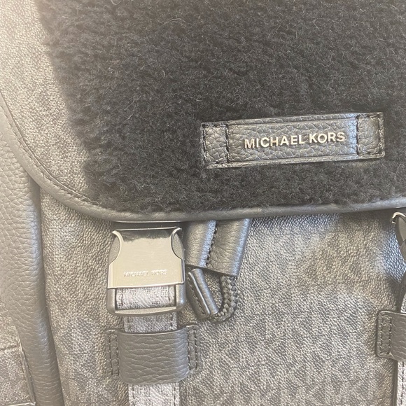 Michael Kors Cooper Signature Large Pocket Backpack Fur Trim NWT - Picture 3 of 10